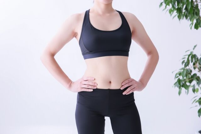 腰痛・姿勢改善に！タオル1枚でできるセルフ骨盤矯正｜超ズボラエクササイズ【美ボディメイク】