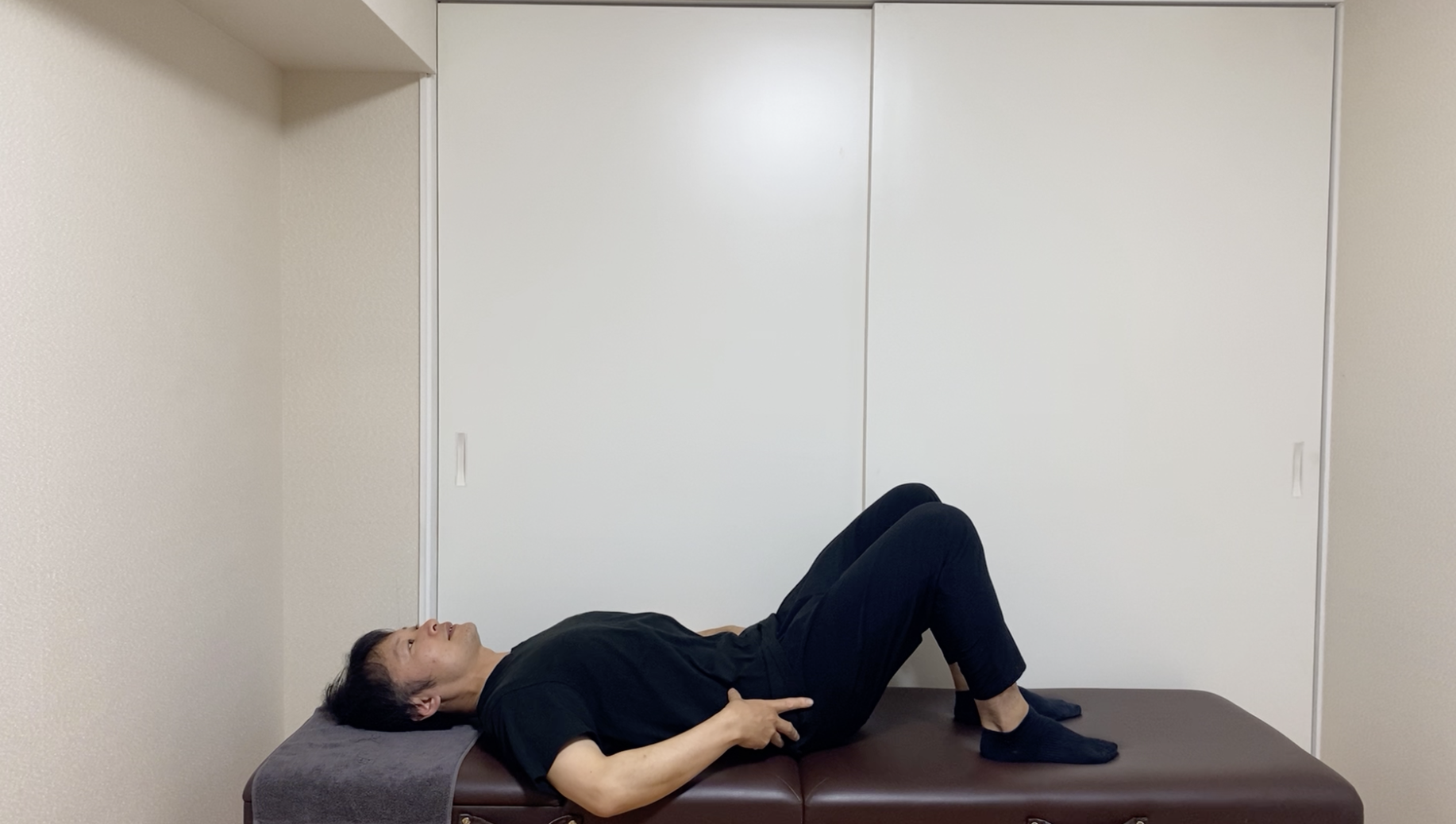 真っ直ぐ立てる体をつくる基本！《内臓絞りストレッチ》で姿勢・ぽっこりお腹・腰痛改善